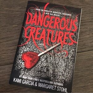 Dangerous Creatures by: Kami Garcia & Margaret Stahl paperback book